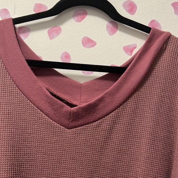 Ladies Thermal Style V Neck Top Size Large - Picture 2 of 4